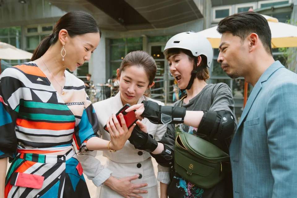 《何百芮的地獄毒白》由鍾瑶（左起）、郭書瑤、孫可芳、阿Ken一同演出。（彼此影業、MyVideo提供）